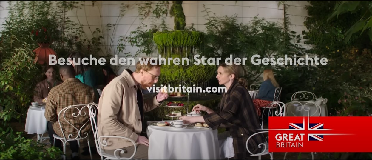 Tee Zeremonie in Großbritanien. In der Mitte der Claim: Besuche den wahren Star der Show
